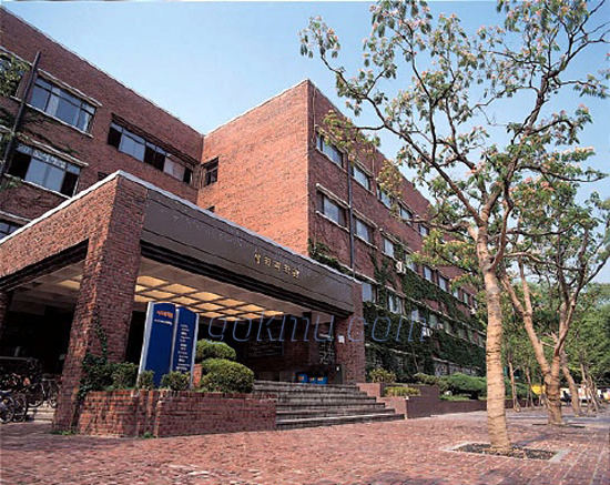 Emergency Call이 설치되어 있는 경상관. 서울시립대