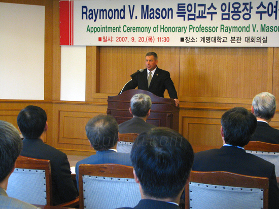 답사를 하고 있는 레이먼드 사령관 이은비 기자