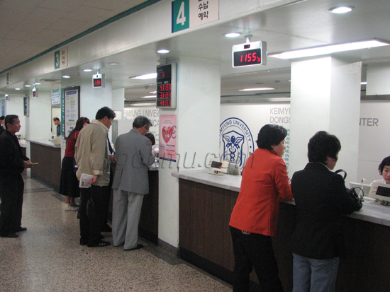 동산의료원에서 진료접수를 위해 줄을 서고 있는 사람들. 전성완 기자