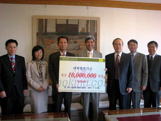 발전기금을 전달하는 동우회 회원들 서혜진 준기자