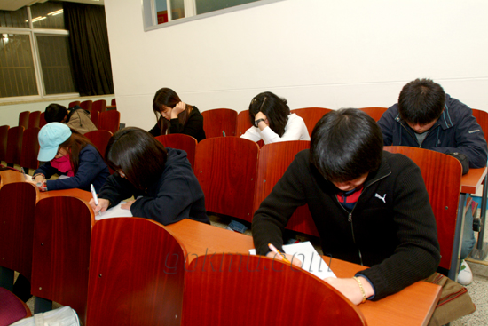 너무 빠르거나 늦은 시험으로 많은 학생들이 힘들어하고 있다 배태철 기자