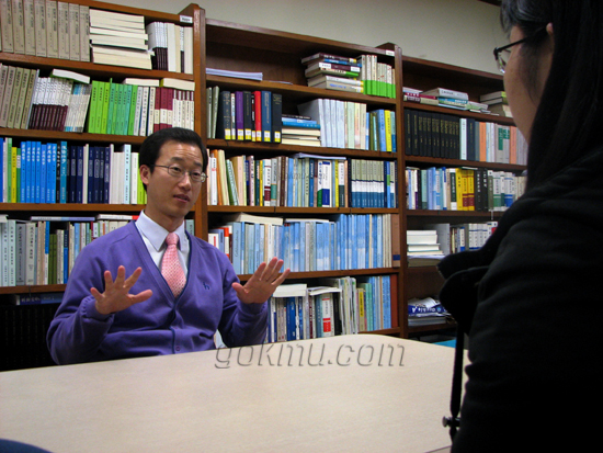 학생상담을 하고 있는 김종세(법학·전임강사)지도교수의 모습. 전성완 기자