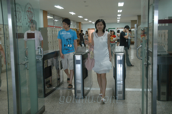 경북대 도서관에 세워진 ‘도서관 게이트웨이’ 경북대신문사