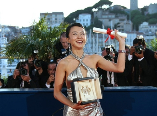 칸 영화제에서 여우주연상을 수상한 전도연씨 나비뉴스