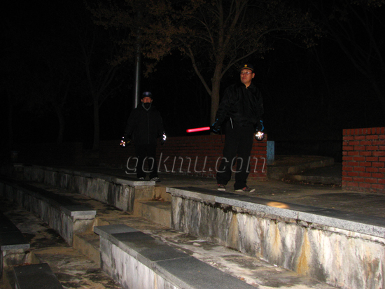 노천강당 순찰을 하는 외곽순찰조 모습. 이승준 기자