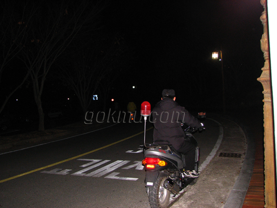 순찰 오토바이로 교내 순찰을 하는 외곽순찰조 이승준 기자