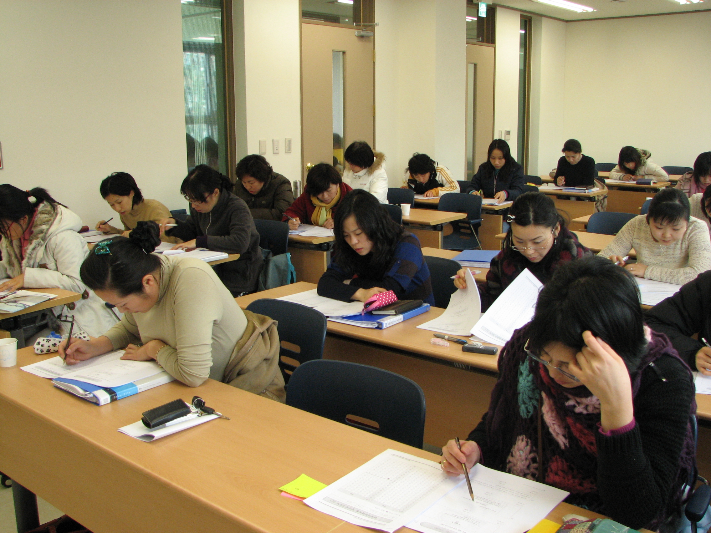 한국어 교육을 받고 있는 결혼이주여성들 최은영 준기자