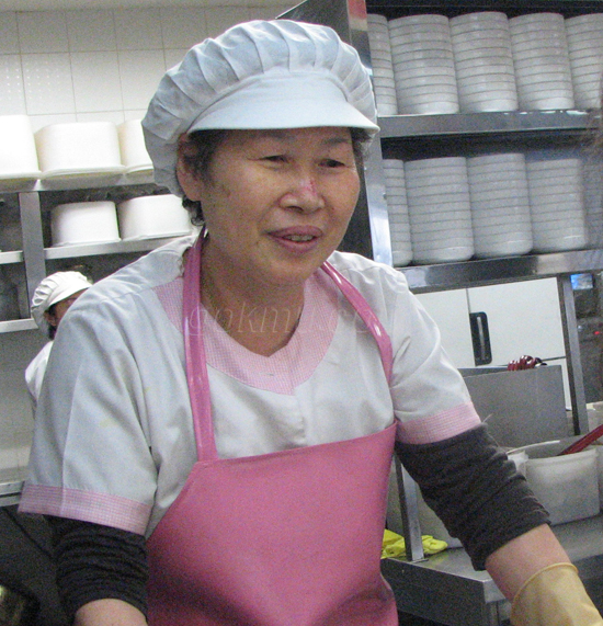 조경숙 씨는 식기를 반납하는 학생들ㅇ에게 고맙다는 인사를 잊지 않는다.