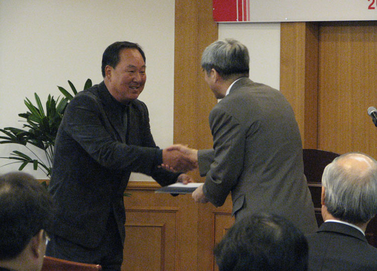 인센티브를 받는 김종기 야구부 감독. 이은비 기자