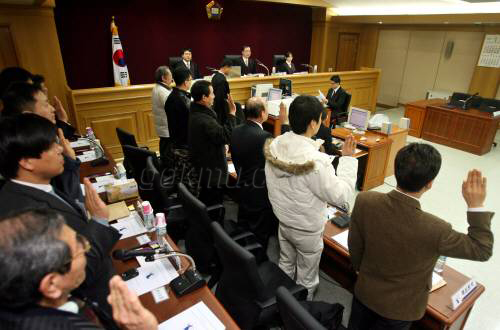 지난 2월 12일, 대구 지방법원에서 감도상해 사건에 대해 국내 사법사상 최초로 일반국민들로 구성된 배심원들과 국민참여형사재판이 열렸다. 동아일보