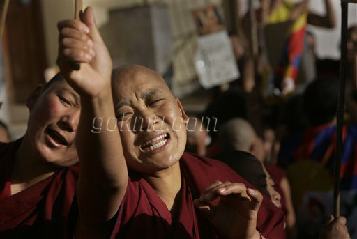 중국 당국에 강하게 대응하고 있는 티베트 승려들. 한국일보