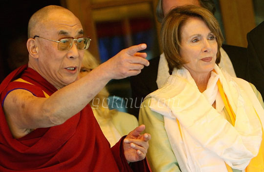 달라이라마가 인도 다람살라 팰리스템플에서 낸시 펠로시 미국 하원의장을 맞아 환담하고 있다. 대전일보