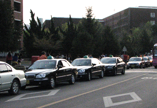 바우어관 앞 2차선 도로에 택시들이 줄지어 정차해 있다.