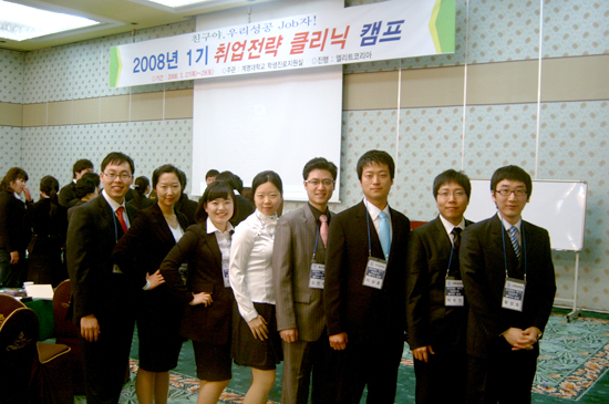 참가한 학생들과 함께 한 김호국(맨 왼쪽)씨. 김호국씨 제공