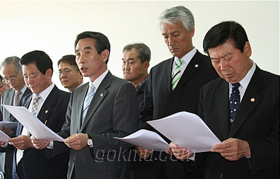 25일, 충북 진천군 덕산면사무소 회의실에서 진천·음성군 혁신도시건설지원추진협의회 위원들이 혁신도시를 당초 계획대로 추진할 것을 정부에 촉구하는 성명을 발표하고 있다. 뉴시스