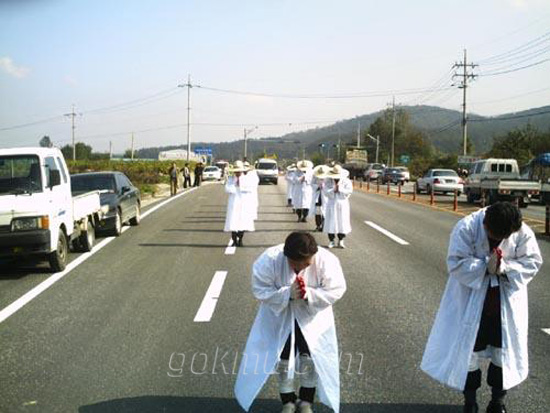 혁신도시 유치를 염원하는 충주시민들의 삼보일배 대행진에 7천여명의 시민이 참여했다. 대전일보