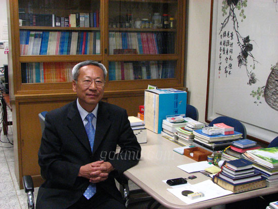 45년동안 학생들을 가르쳐온 신동수 교수. 이은비 기자