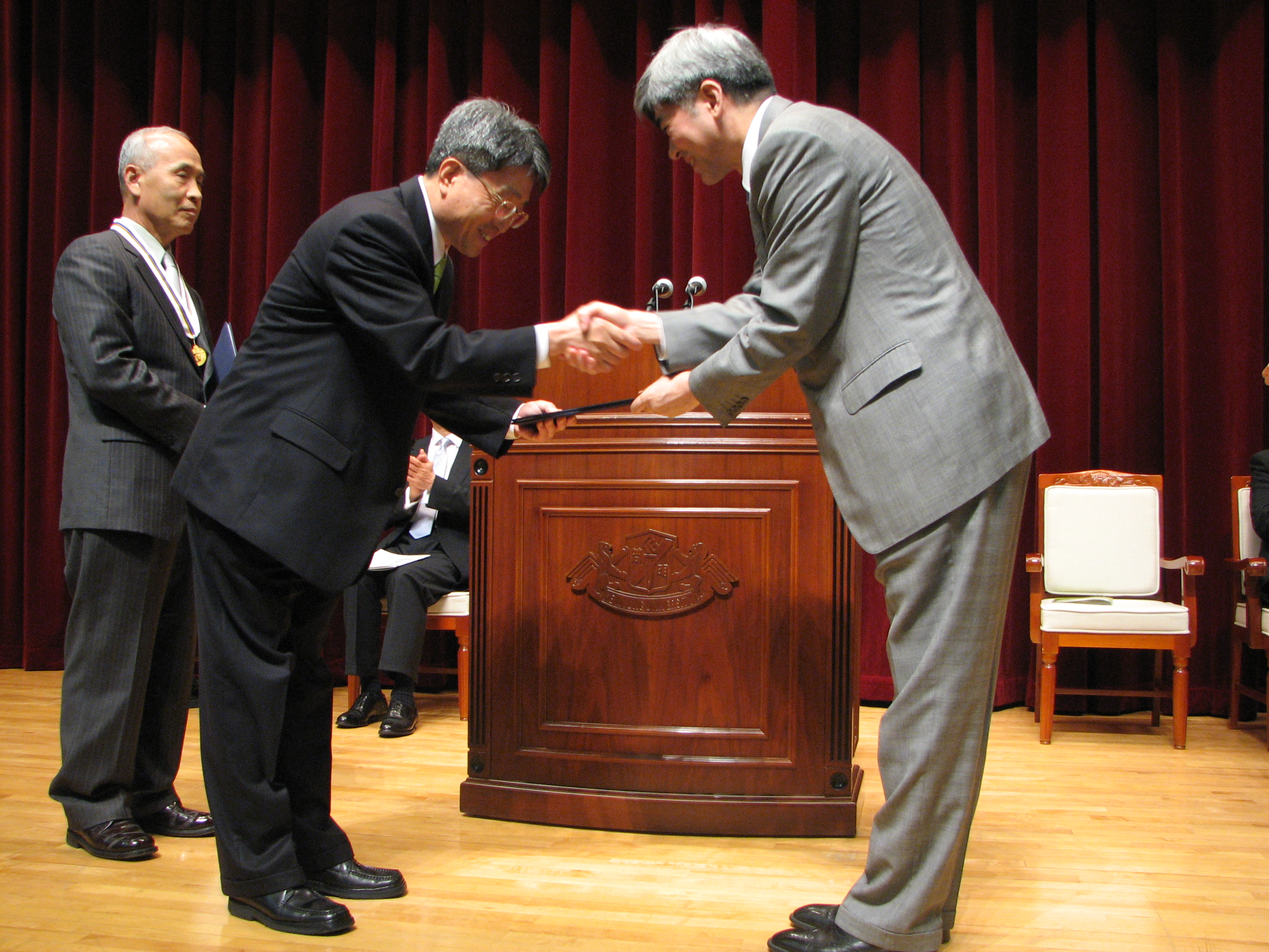 근속공로상을 수여받는 손인호 진로지원실장의 모습. 최은영 기자