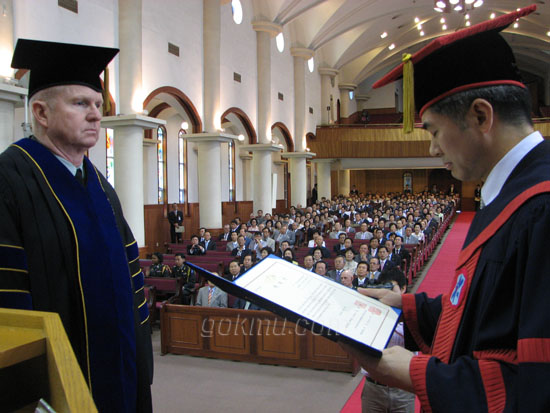 명예철학박사 학위를 수여받는 버웰 벨 주한미군사령관. 최은영 기자