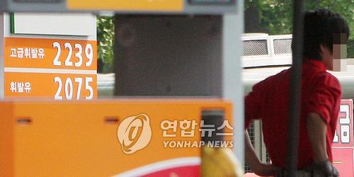 치솟는 유가 리터당 2천원 돌파 (서울=연합뉴스) 김현태 기자 = 국제 석유시장의 척도인 서부 텍사스산 원유(WTI) 선물가격이 배럴당 133달러까지 치솟으며 '3차 오일쇼크'에 대한 두려움이 커지고 있는 가운데 22일 서울 시내 한 주유소 가격판에 리터당 2천원을 넘긴 가격이 적혀있다. mtkht@yna.co.kr