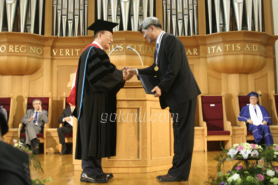 정순모 이사장이 이진우 전총장에게 공로상을 수여하고 있다. 김창환 기자