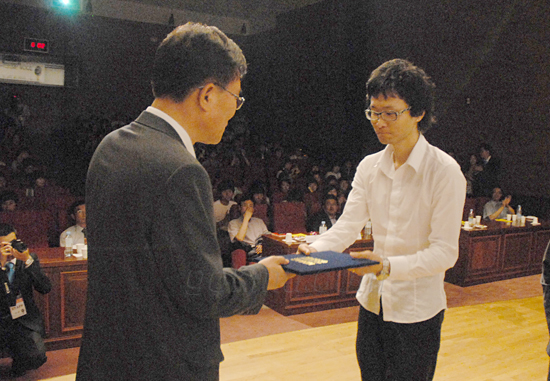 마나마나팀의 제갈현열(광고홍보학·4)씨가 KOSAC 대구경북 지역예선 시상식에서 금상을 수상하고 있다. 홍보팀