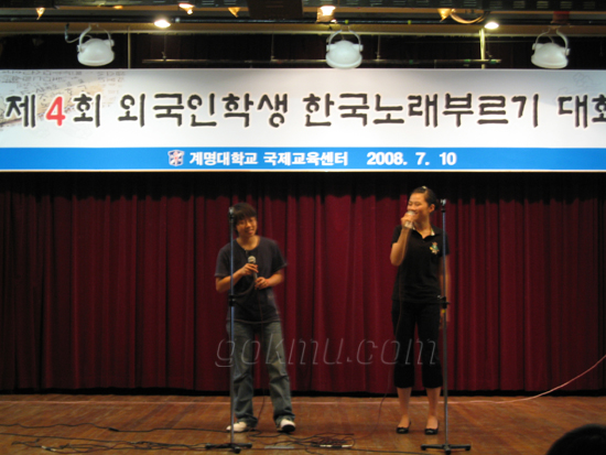 7월 11일, 시청각실에서 외국인학생 한국노래부르기대회가 개최됐다.