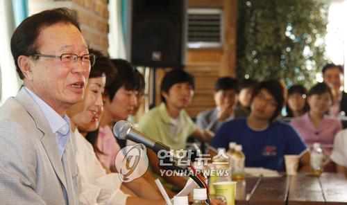 (서울=연합뉴스) 백승렬 기자 = 한나라당 박희태 대표가 31일 서울 신촌 한 카페에서 열린 학자금부담경감을 위한 대학생 간담회에서 인사말을 하고 있다. srbaek@yna.co.kr 연합뉴스