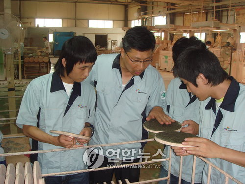 해외인턴 참여하고 있는 계명대 학생들 (대구=연합뉴스) 이덕기 기자 = 중국 산둥성(山東省) 즈보시(淄博市)에 있는 의류용 비즈(beads) 생산업체 ㈜하나로에서 해외인턴십을 하고 있는 계명대 나노(nano)기술인력양성사업단 소속 학생들이 업체 대표인 최성혁(43)사장으로부터 `핫픽스(hotfix:의류 부착용 비즈)' 생산 공정에 대한 설명을 듣고 있다.