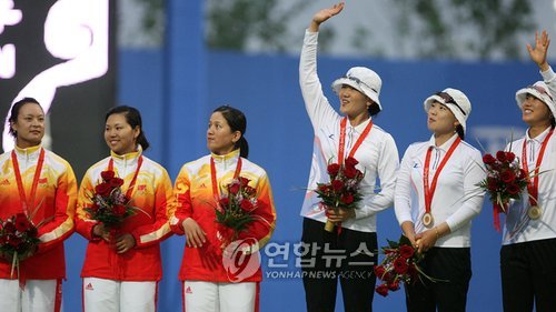 (베이징=연합뉴스) 안정원 기자 = 10일 베이징 올림픽 그린 양궁장에서 열린 양궁 여자 단체전에서 금메달을 딴 박성현, 윤옥희, 주현정 선수가 응원단에게 손을 들어 인사하고 있다. jeong@yna.co.kr