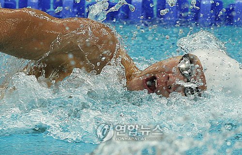 (베이징=연합뉴스) 안정원 기자 = 11일 베이징 국가아쿠아틱센터에서 열린 대회 수영 남자 자유형 200m 준결승 2조에서 박태환이 힘차게 물살을 가르고 있다.박태환은 1분45초99를 찍어 2위로 골인, 무난히 결승에 올랐으며 '수영황제' 마이클 펠프스(미국)는 힘을 조절했는지 1분46초28로 4위를 기록했다. jeong@yna.co.kr