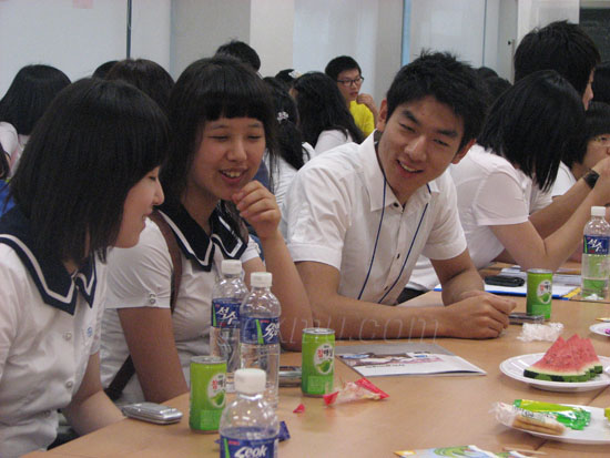 자연과학대학 학생회 임원들이 참가학생에게 대학 생활에 대해 설명하고 있다.