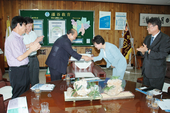사범대와 칠곡교육청의 협약 체결 모습.