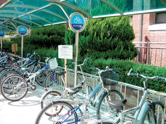 방학 중 만들어진 자전거 보관소에는 총 4백 20대분의 자전거와 오토바이를 보관할 수 있다.