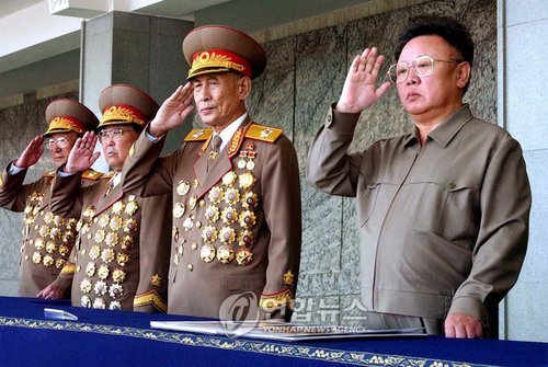 北 김정일 건강이상설 (서울=연합뉴스) 북한 김정일 국방위원장이 9일 평양 김일성광장에서 열린 정권 수립 60주년 행사에 불참함으로서 건강이상설이 증폭되고 있다. 미국의 정보기관 관계자와 소식통은 김 위원장이