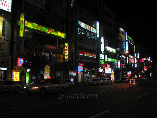 성서캠 주변에는 문화공간보다는 놀이 공간이 더 많다. 우리학교 동문 주변 상가