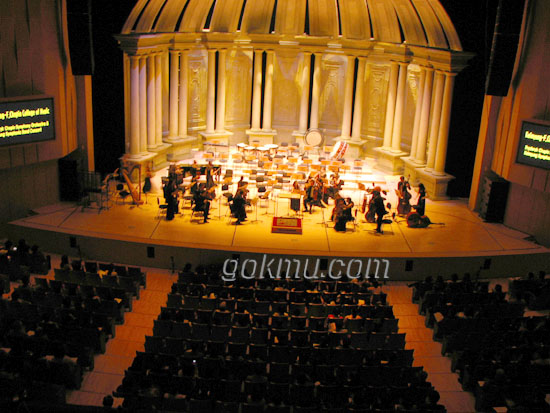 계명아트센터에서 연주 중인 프레데릭 쇼팽심포니 오케스트라