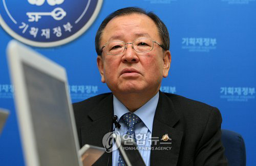 한국과 미국간의 통화스왑프 체결과 관련해 브리핑 중인 강만수 기획재정부 장관