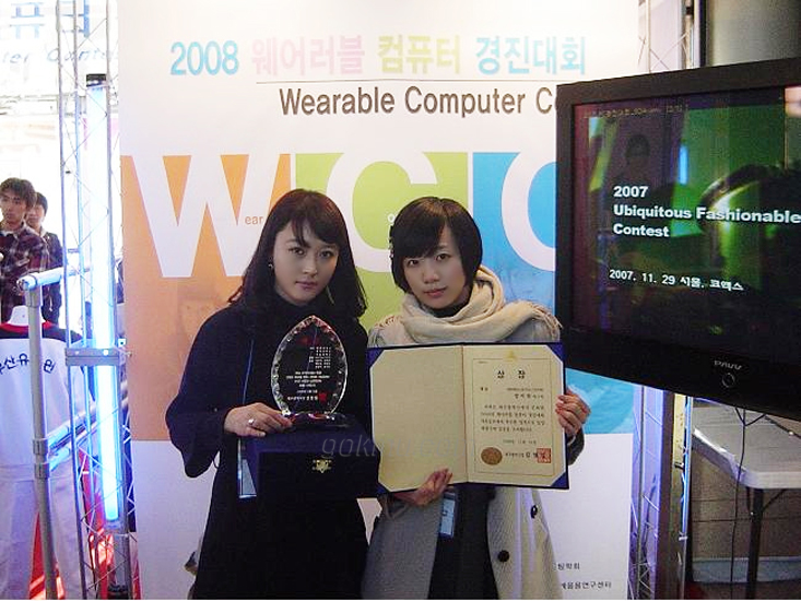 기능성 스마트 웨어등산복을 제작해 대상을 받은 김보미(좌), 양미란(우) 씨