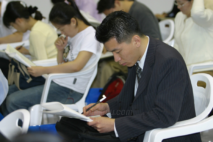 대학을 갓 졸업하고 직장을 구하기 위해 사회로 뛰어 나온 청년 취업 준비생들은 더욱 더 힘든 현실을 체감한다. 취업설명회에 참가한 취업준비생들의 모습.