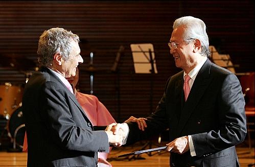 지난 19일 열린 한국·이탈리아 협회 정기총회에서 레제리 이탈리아 대사로 부터 명예영사 임명장을 받는 신일희 총장 홍보팀