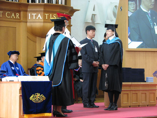 '2008학년도 전기 대학 학위 수여식'에서 총 3천7백31명의 졸업생들이 학사학위를 받았다.