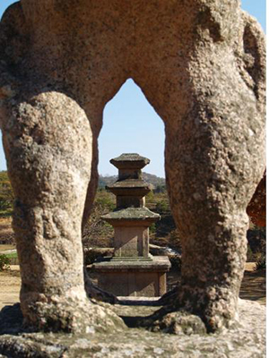 영암사 터에 자리잡고 있는 영암사지석탑과 쌍사자 석등