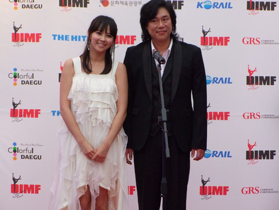 뮤지컬배우 김법래씨와, 신인상을 수상한 김지우씨 정완식 기자