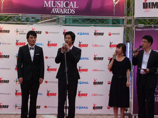 올해의 스타상을 받은 윤형렬씨와 올해의 신인상을 수상한 최수형씨 정완식 기자