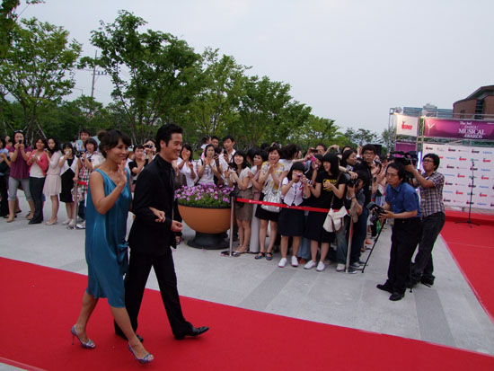 올해의 스타상을 수상한 남경주씨와 최정원씨 정완식 기자