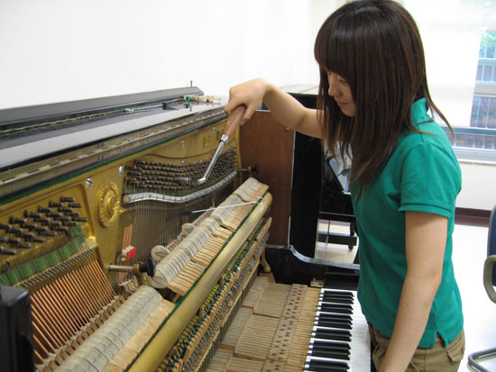 수강생이 직접 피아노를 조율 하고 있다. 서남원 수습기자