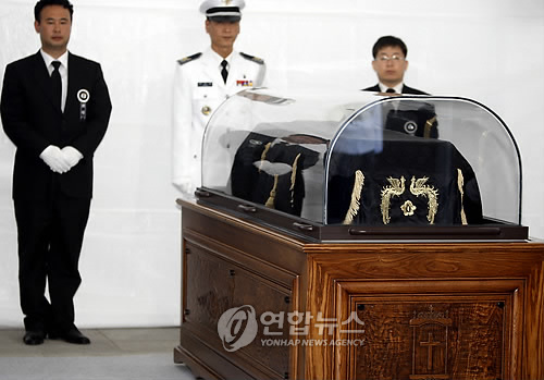 (서울 사진공동취재단 =연합뉴스) = 20일 오후 故 김대중 전 대통령의 시신이 국회 빈소 유리관에 안치돼 있다. 2009.8.20