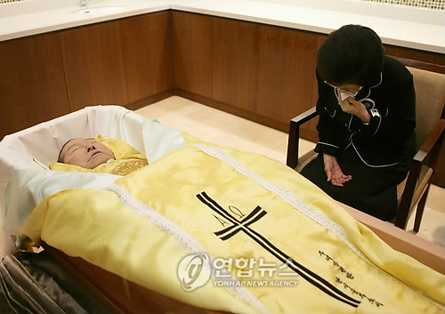 서울세브란스병원 고 김대중전대통령 가톨릭의식입관식중 울고있는 이희호여사(EPA=연합뉴스)
