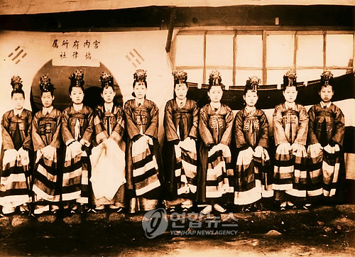 (괴산=연합뉴스) 민웅기 기자 = 1900년대 초 우리나라 최초의 국립극장인 협률사(協律社)에서 공연을 한 희대(戱臺)들이 태극기를 배경으로 기념촬영한 사진. 이 사진은 정성길 계명대 명예박물관장이 소장하고 있던 것으로 27-30일 열리는 충북 괴산군 고추축제 때 전시될 예정이다. 2009.8.20. 정성길 계명대 명예박물관장 제공